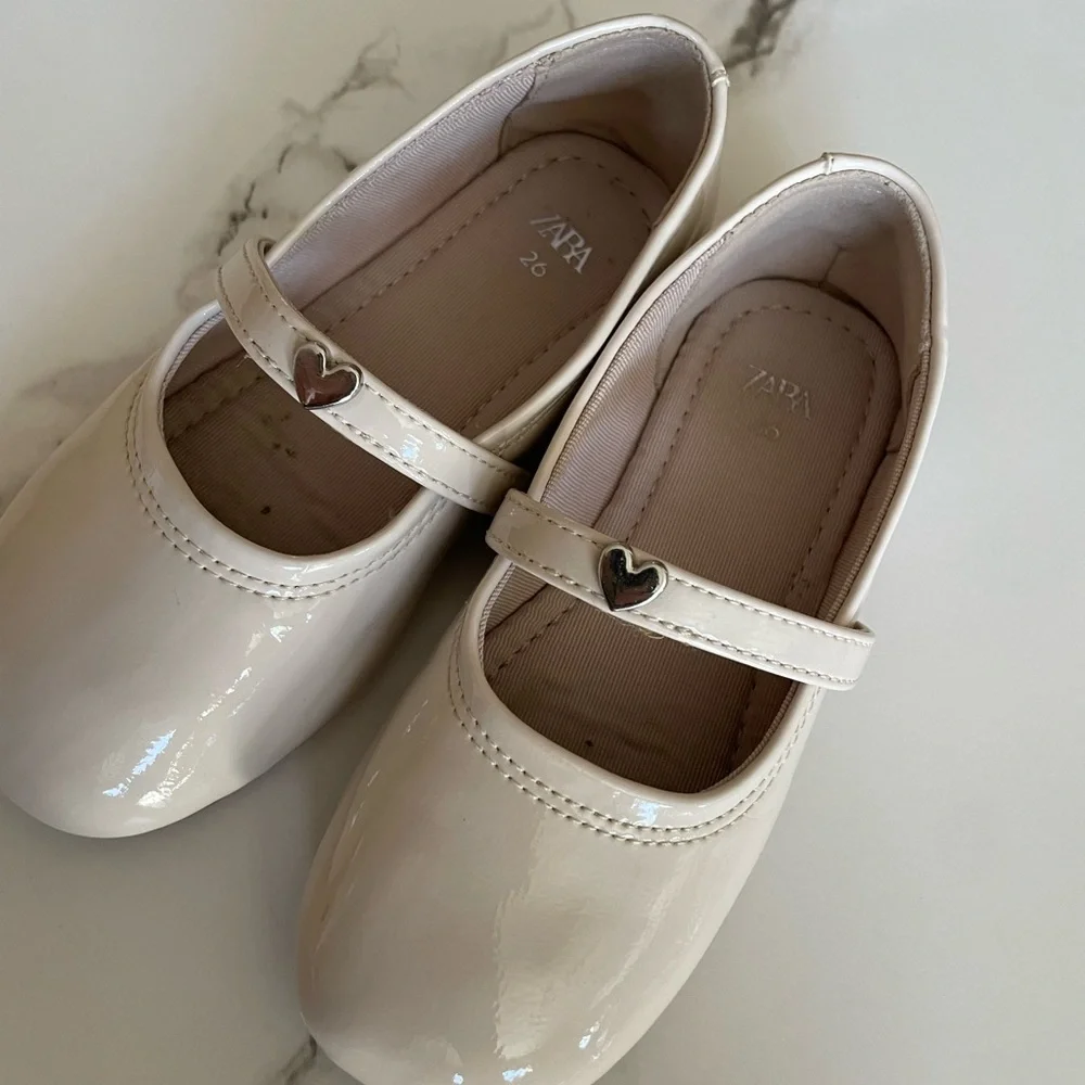 ZARA Girls Cream Patent Mary Jane Shoes with Heart Buckle